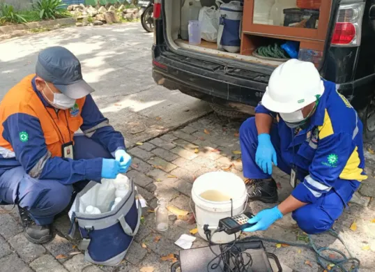 DLH Kota Bekasi merespons laporan masyarakat mengenai perubahan warna air kali, diduga berasal dari aktivitas gudang sekaligus toko cat. (Sumber: Pemkab Bekasi)