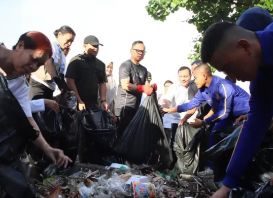 Wamendagri Bima Arya Sugiarto melaksanakan Gerakan Bersih Pantai di Pantai Senggigi, Lombok Barat, NTB. (Sumber: Puspen Kemendagri)