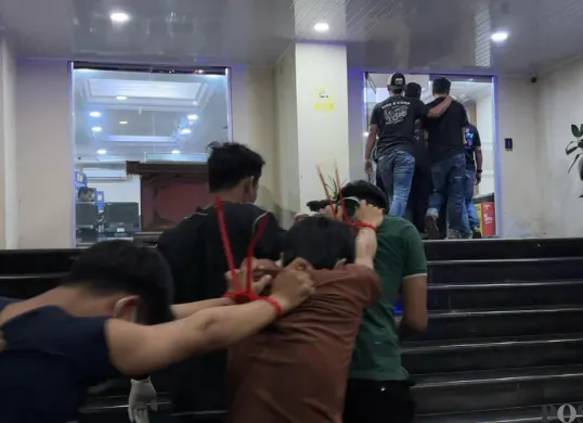 Polda Metro Jaya menangkap delapan pelaku tindak kejahatan penjambretan yang kerap beraksi di Jakarta dan sekitarnya. (Sumber: Poskota/ Ali Mansur)