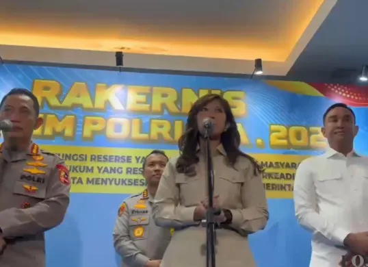 Menteri Komunikasi dan Digital RI Meutya Hafid (kanan) mengecam tindakan militer Israel yang mencegat dan menahan tiga jurnalis Indonesia. (Sumber: Poskota/ Ali Mansur)