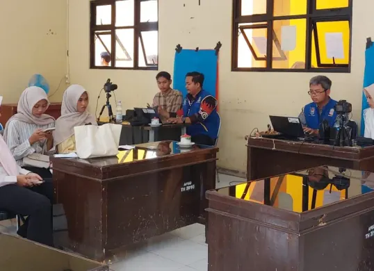 Disdukcapil Kabupaten Bekasi melaksanakan perekaman e-KTP penduduk berusia 17 tahun bagi peserta didik SMA/SMK/MA sederajat. (Sumber: Dok. Diskominfosantik Bekasi)