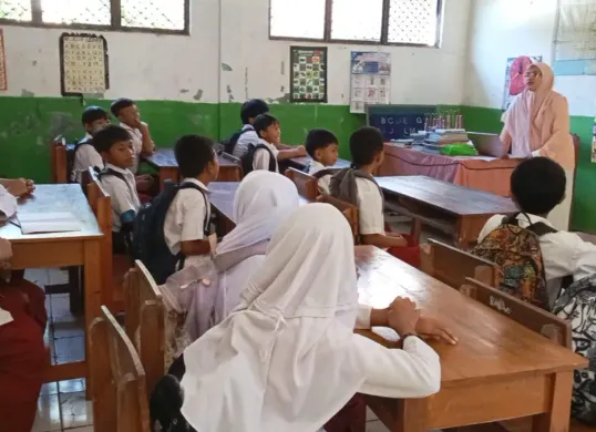 Ahli gizi dari SPPG Sindanglaya 2 di Kecamatan Pagelaran, Kabupaten Pandeglang, saat memberikan pemahaman tentang gizi pada anak-anak SD. (Sumber: SPPG Sindanglaya 2)