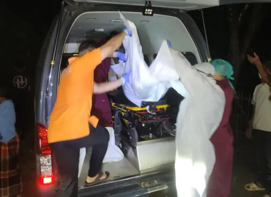 Petugas forensik dan Pamapta Polresta Serang Kota mengevakuasi jasad korban ke RS Bhayangkara Polda Banten untuk proses identifikasi. (Sumber: Polresta Serang Kota)