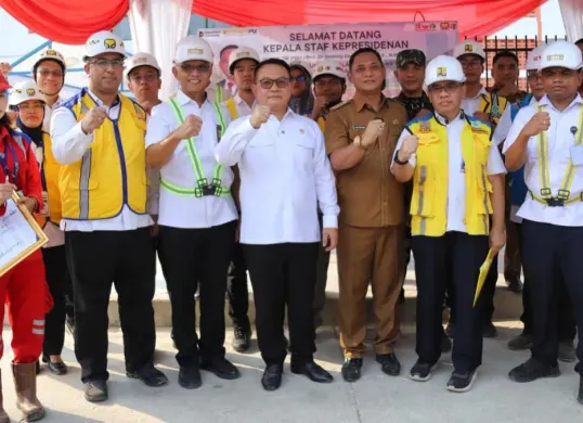 Plt. Bupati Bekasi Asep Surya Atmaja meninjau pembangunan gedung Sekolah Rakyat Jawa Barat 2 di Kawasan Deltamas, Cikarang Pusat, Senin, 18 Mei 2026. (Sumber: Dok. Diskominfosantik Bekasi)