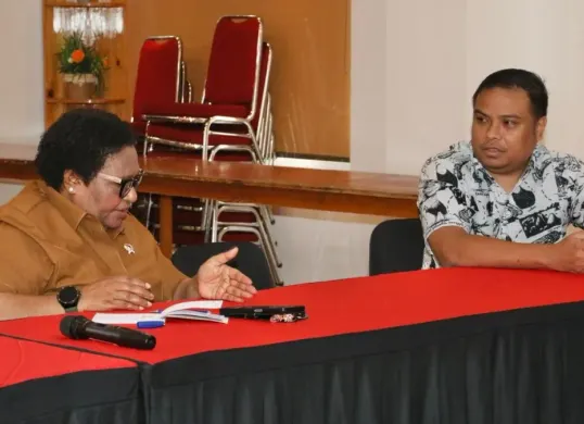 Wamendagri Ribka Haluk membahas SK Tanggap Darurat Konflik Sosial dan Asistensi Penyusunan Regulasi Penanganan Konflik Adat di Kantor Gubernur Papua Pegunungan, Selasa, 19 Mei 2026. (Sumber: Dok. Kemendagri)