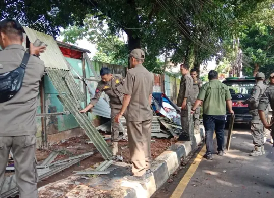 Petugas membongkar bangunan liar semi permanen di Jalan Raya Bouelevard GDC Sukmajaya Kota Depok, Rabu, 20 Mei 2026. (Sumber: Dok. Istimewa)
