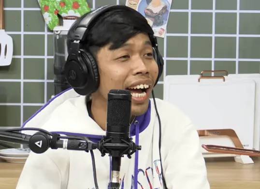 Dede Sunandar mengungkap kondisi finansial yang sempat membuat upaya rujuk dengan Karen Hartatum terhambat di tengah isu keretakan rumah tangga mereka. (Sumber: Youtube/Podcastslmedia)