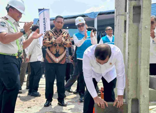 Plt. Bupati Bekasi Asep Surya Atmaja mendampingi Menteri Imigrasi dan Pemasyarakatan, Agus Andrianto, meluncurkan program hunian layak bagi ASN Selasa,  19 Mei 2026. (Sumber: Pemkab Bekasi)