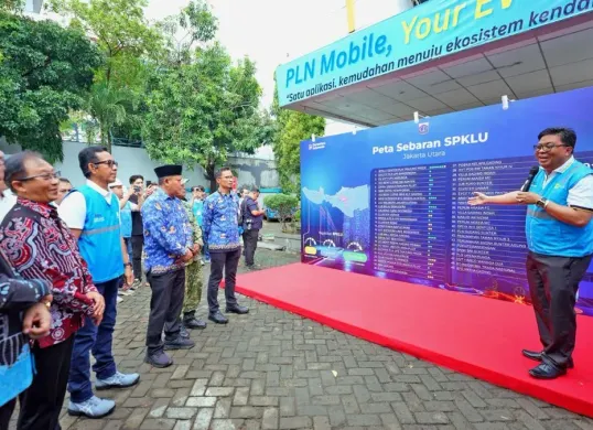 Manager PLN UP3 Tanjung Priok, Hanfi Adrhean Abidin menjelaskan peta sebaran SPKLU di wilayah Jakarta Utara kepada para tamu undangan dalam rangkaian kegiatan peresmian SPKLU di Tanjung Priok. (Sumber: Dok. PLN UID Jakarta Raya)