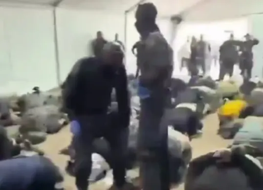 Viral video aktivis Gaza dipaksa berlutut. (Sumber: X/@PecintaSejarah2)