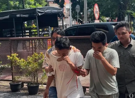 Pelaku jambret yang ditangkap unit Reskrim Polsek Kebon Jeruk, saat ditampilkan dalam konpers, Jumat, 22 Mei 2026. (Sumber: Poskota/ Pandi Ramedhan)