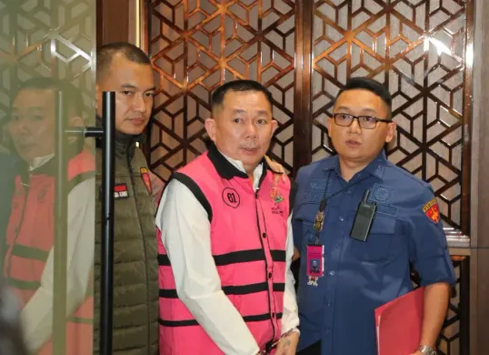 Kejagung menangkap Sudianto alias Aseng, Komisaris sekaligus Beneficial Owner PT QSS yang berstatus tersangka kasus dugaan korupsi penyimpangan tata kelola izin usaha pertambangan di Kalimantan Barat periode 2017-2025. (Sumber: Dok. Kejagung)