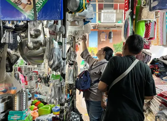 Ari pemilik toko perabotan Sendi Makmur saat melayani pelanggan yang akan membeli barang dagangannya, Pasar Jatinegara, Jakarta Timur, Jumat, 22 Mei 2026. (Sumber: Poskota/M. Tegar Jihad)