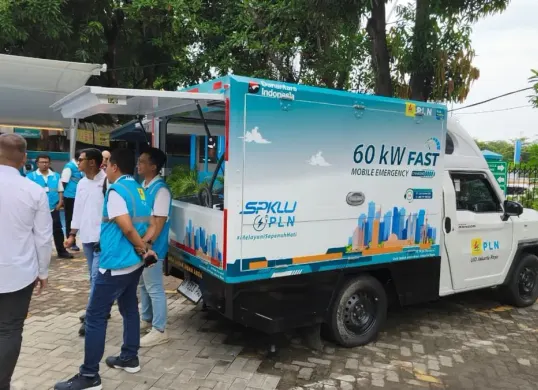 SPKLU Mobile Emergency 60 kW Fast Charging hasil kolaborasi PLN UID Jakarta Raya dan PLN Pusharlis dihadirkan sebagai solusi pengisian daya darurat yang fleksibel dan bergerak. (Sumber: Dok. PLN UID Jakarta Raya)