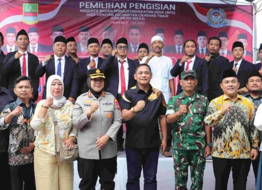 Plt Bupati Bekasi, Asep Surya Atmaja melakukan monitoring langsung pelaksanaan pemilihan Calon Badan Permusyawaratan Desa (BPD) 2026 pada Sabtu, 23 Mei 2026. (Sumber: Refki Maulana/NEWSROOM DISKOMINFOSANTIK.)