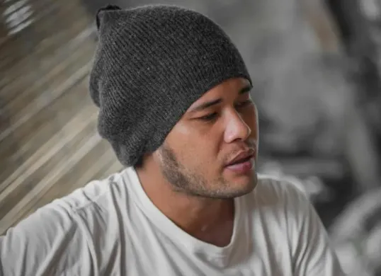 Putra mendiang musisi legendaris Deddy Dores, Calvin Doresyang viral setelah pengakuannya soal niat menjual mata demi memenuhi kebutuhan hidup keluarga. (Sumber: Instagram/@calvindores.28)