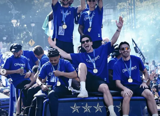 Pemain Persib Bandung menyapa Bobotoh saat konvoi juara Super League 2025/2026 di pusat Kota Bandung yang dipadati ribuan suporter. (Sumber: Dok/Persib)