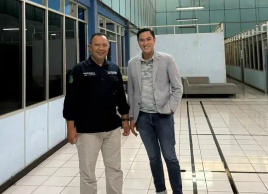 Anggota DPRD Jabar Abdul Karim (kanan) dan manager operasional Perumda Tirta Bumi Wibawa Kota Sukabumi saat memonitoring kesiapan ketersediaan air bersih menghadapi musim kemarau. (Sumber: Dok. Istimewa)