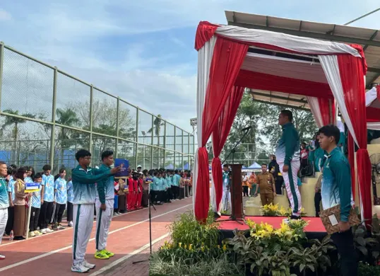 Plt Bupati Bekasi, Asep Surya Atmaja saat membuka secara resmi ajang POPDA XIII Tingkat Kabupaten Tahun 2026 di Lapangan Sport Plus Sukatani, Senin, 25 Mei 2026. (Sumber: Pemkab Bekasi)