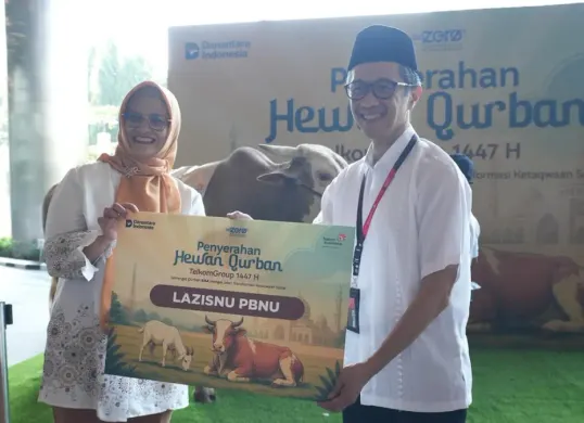 Direktur Utama Telkom Dian Siswarini didampingi Direktur Human Capital Management Telkom Willy Saelan pada kegiatan seremonial penyerahan hewan kurban di Vertical Garden Telkom Hub, Jumat, 22 Mei 2026. (Sumber: Istimewa)