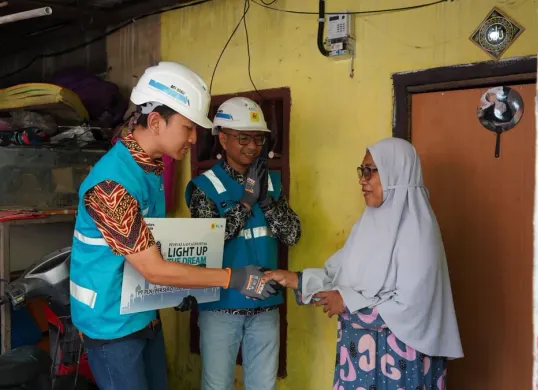 Manager PLN UP2D Jakarta, Dwi Arya Yudha (tengah) melakukan penyalaan listrik di rumah Upik dalam suasana penuh haru dan sukacita. (Sumber: Dok. PLN UID Jakarta Raya)