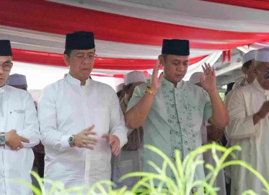 Plt. Bupati Bekasi, Asep Surya Atmaja menunaikan Sholat Idul Adha 1447 Hijriah di Mushola Manhajul Istiqomah, Kampung Serang, RT 02/RW 06, Desa Taman Rahayu, Kecamatan Setu, Rabu, 27 Mei 2026. (Sumber: Dok. Pemkab Bekasi)