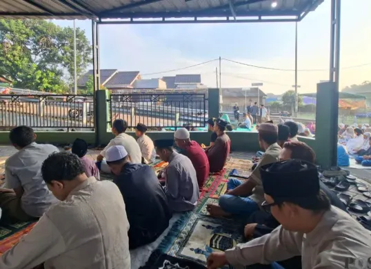 Antusias para jemaah dalam pelaksanaan sholat Iduladha 1447 Hijriah di Musalah Al-A'raaf Pamulang, Tangsel, sampai menutup sementara jalan flyover. (Sumber: Poskota/ Angga)