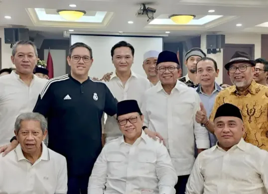 Tokoh senior Partai Golkar sekaligus Ketua Majelis Pertimbangan PPK Kosgoro 1957, Agung Laksono (tengah) bersama beberapa tokoh saat menggelar silaturahmi Iduladha di Cipinang, Jakarta Timur, Rabu, 27 Mei 2026. (Sumber: Istimewa)