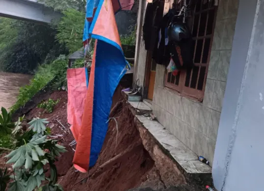 Kondisi rumah posisi belakang rumah sudah dalam keadaan menggantung karena longsor akibat hujan deras. (Sumber: Istimewa)