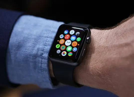 Apple Watch menghadapi persaingan baru dari perangkat wearable tanpa layar seperti smart ring dan gelang kesehatan berbasis AI yang kini semakin diminati pengguna. (Sumber: Dok/Apple)