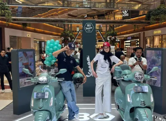 Vespa 80 tahun Anniversary Edition hadir perdana di Indonesia melalui Exclusive Vespa Mall Exhibition di PIM 2. (Sumber: Poskota/Aldi Harlanda Irawan)