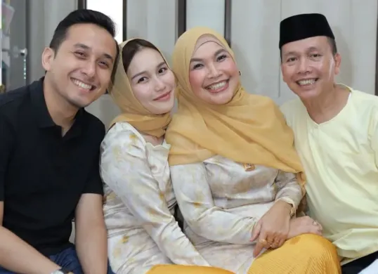 Potret Kevin Gusnadi dan keluarga Ayu Ting Ting. (Sumber: Instagram/@mom_ayting92_)