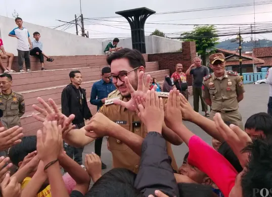 Bupati Bandung Barat, Jeje Ritchie Ismail menyapa anak-anak saat kunjungi Alun-Alun Lembang. (Sumber: Poskota/Gatot Poedji Utomo)