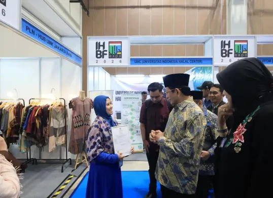 Salah seorang owner UMKM K-Wan, Ning Mardliyah (kerudung biru) bercengkerama dengan Menag Nasaruddin Umar (tengah) di depan booth Hub UMK Jakarta Raya saat berkeliling IHBF Expo 2026. (Sumber: Dok. PLN UID Jakarta Raya)