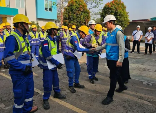 Senior Manager Konstruksi PLN UID Jakarta Raya, Hariadi Fitrianto memberikan apresiasi kepada petugas Yanbung atas dedikasi di lapangan. (Sumber: Dok. PLN UID Jakarta Raya)