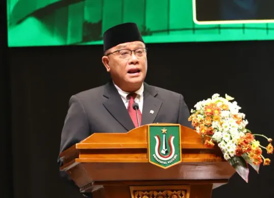 Pembekalan bagi wisudawan oleh  Drs. Moh. Jumhur Hidayat, M. Si Menteri Lingkungan Hidup Republik Indonesia, pada Wisuda Unas, di JICC Senayan, Minggu, 31 Mei 2026. (Sumber: Dok. Istimewa)