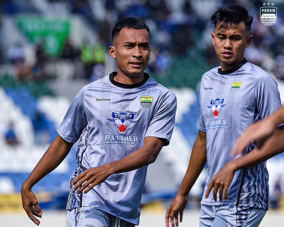 Robi Darwis dan Kakang Rudianto.  (Sumber: Twitter/@persib | Foto: Twitter/@Persib)