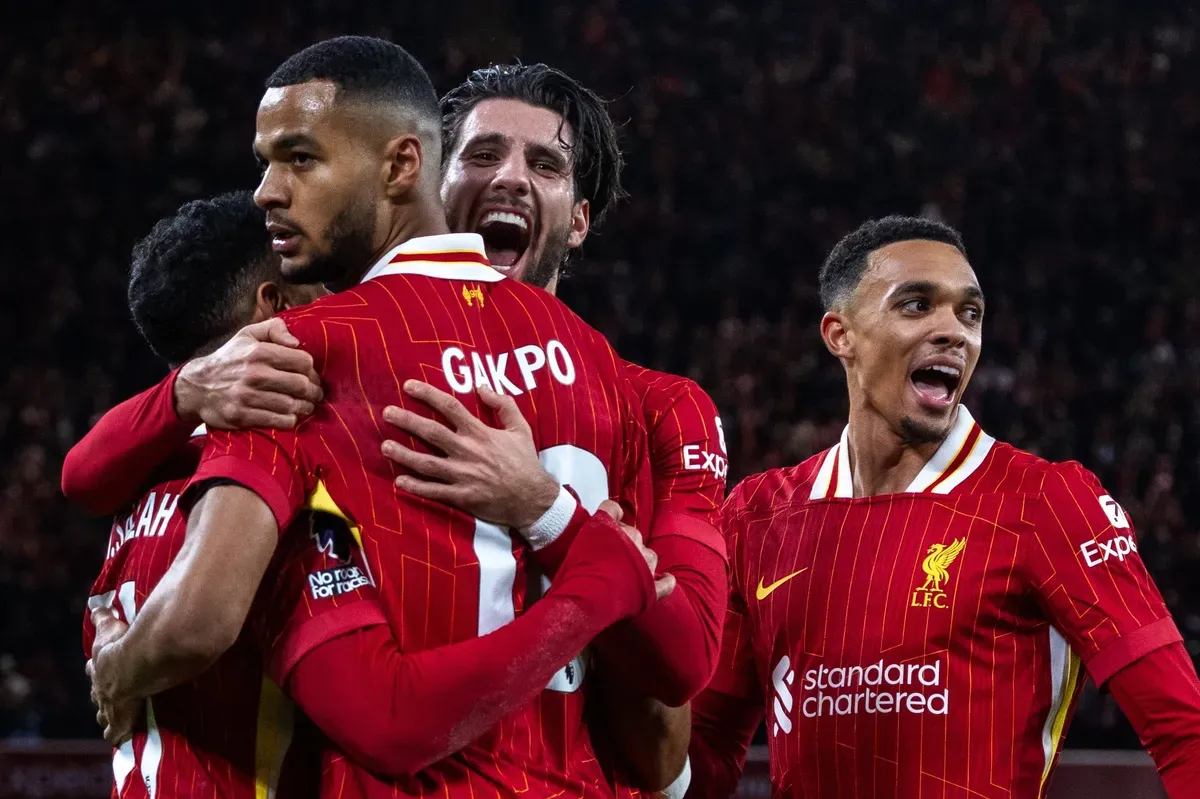 Klasemen sementara Liga Inggris pekan 13 setelah Arsenal, Chelsea dan Liverpool raih poin penuh. (Sumber: X/ Liverpool FC | Foto: Liverpool FC)