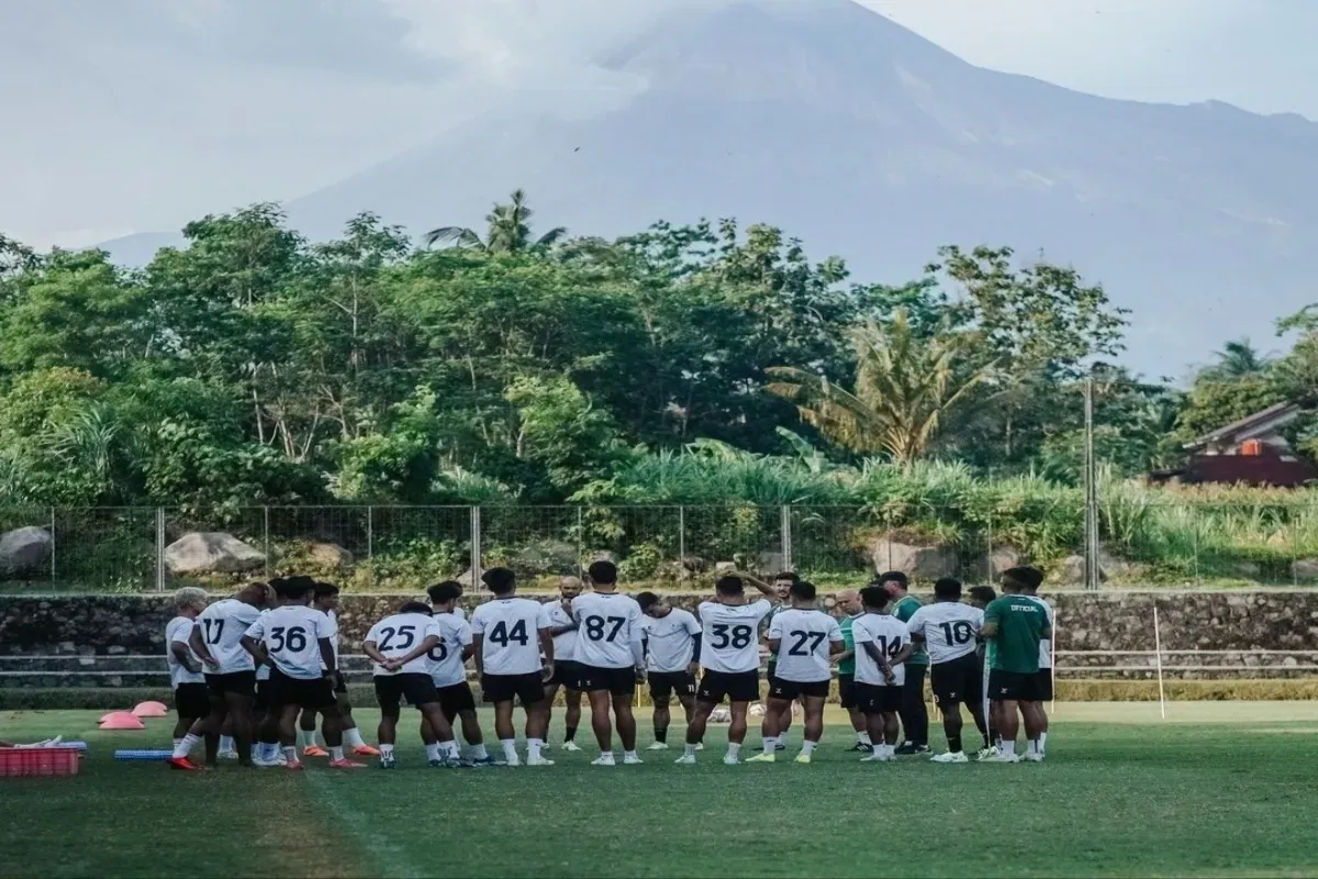 Skuad PSS Sleman bersiap menghadapi Dewa United. (Sumber: Instagram/@pssofficial)