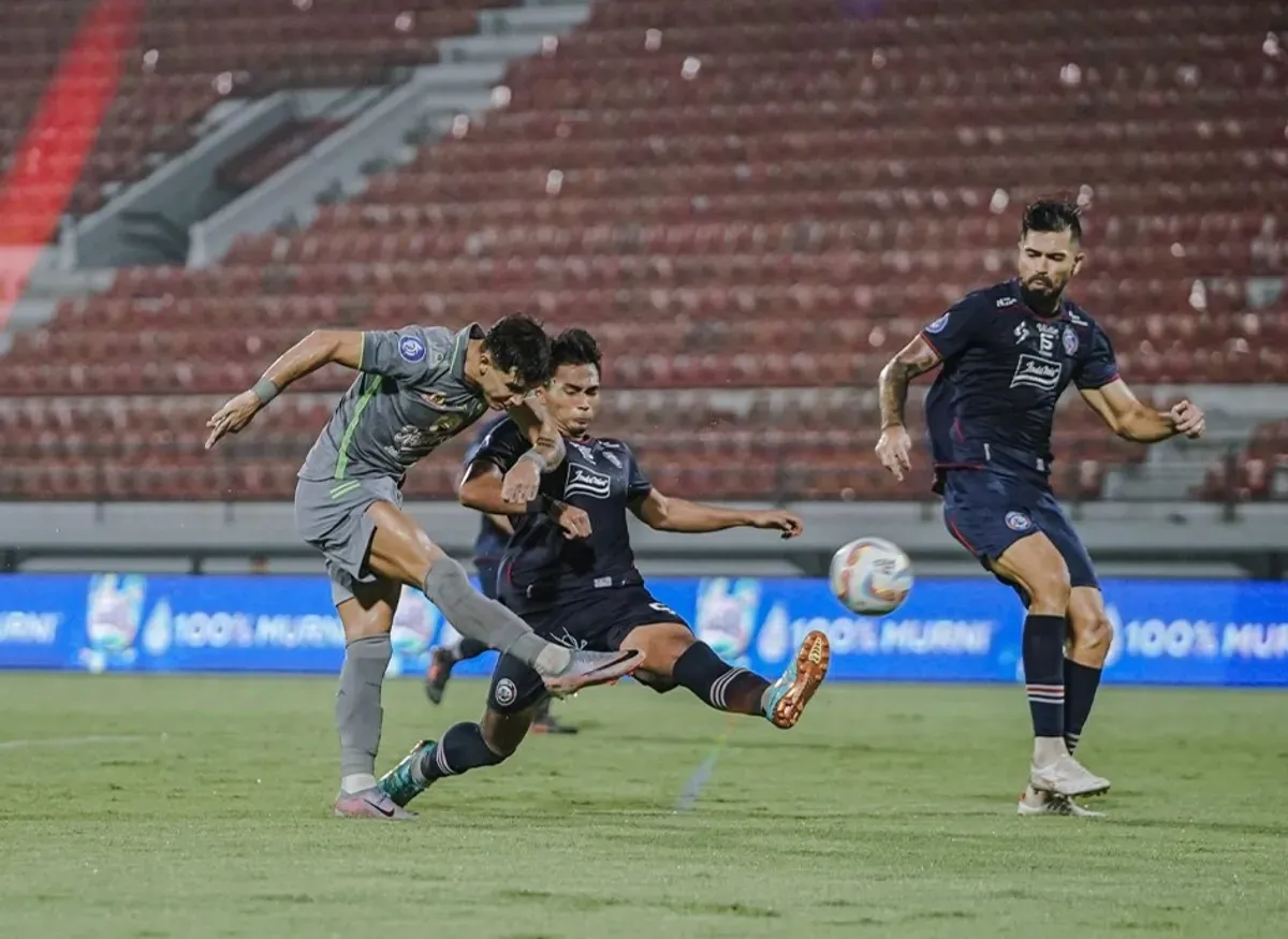 Rekor pertemuan antara Persebaya Surabaya dengan Arema FC.  (Sumber: X/@persebayaupdate)