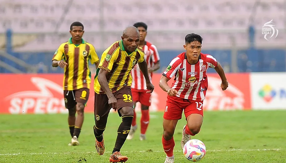 Persewar Waropen (jersey kuning-cokelat) saat hadapi Deltras FC di laga Grup 3 Liga 2 musim 2024-25. (Sumber: Ligaindonesiabaru.com)