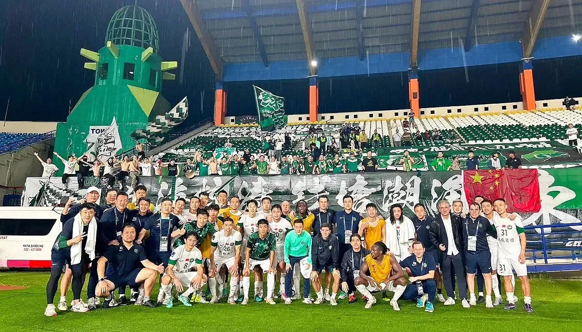 Para pemain Zhejiang FC merayakan kemenangan atas Persib bersama suporter di Stadion si Jalak Harupat. (Sumber: Instagram @zhejianggreentown)