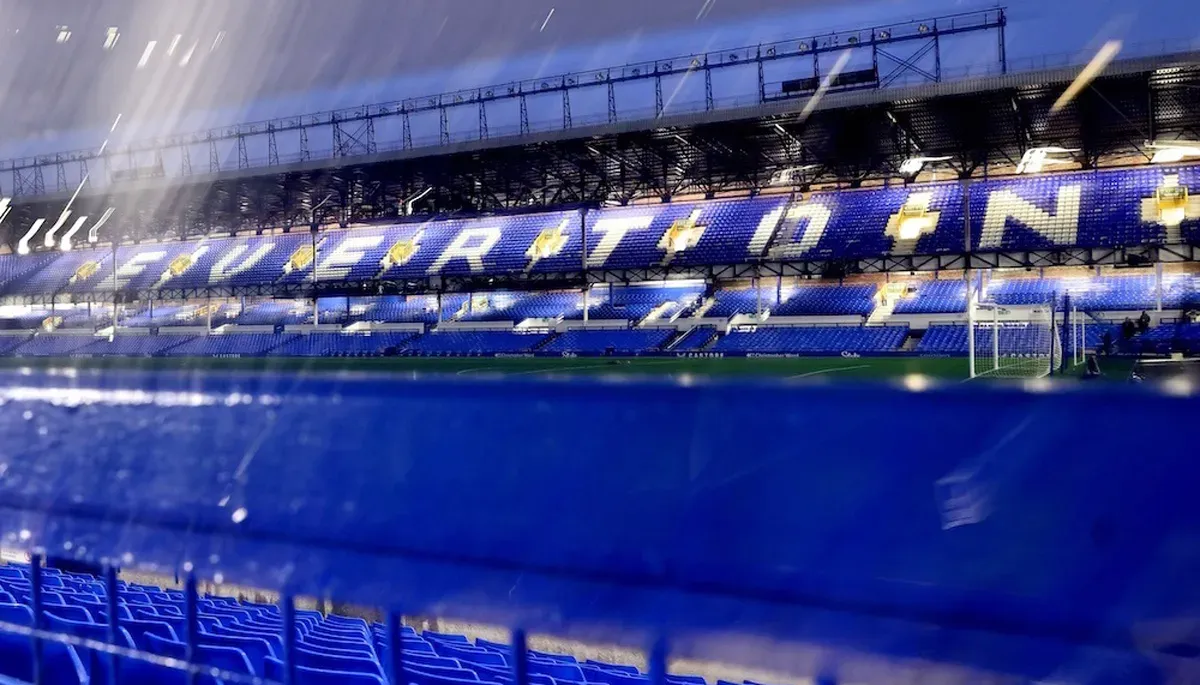 Situasi di Goodison Park yang diguyur hujan pada hari Sabtu, 7 Desember 2024, dan mengakibatkan derby Merseyside antara Everton vs Liverpool ditunda. (Sumber: Instagram @everton)