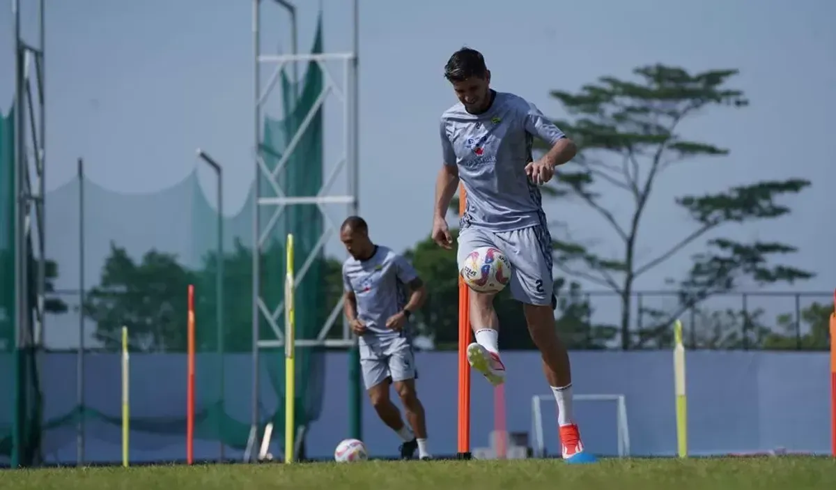 Pelatih Persib, Bojan Hodak bela Nick Kuipers usai lakukan kesalahan di pertandingan lawan Zhejiang FC.  (Sumber: persib.co.id)