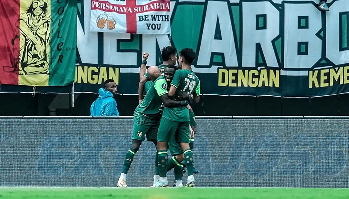 Selebrasi para pemain Persebaya setelah membobol gawang Arema di laga pekan 13 Liga 1 musim 2024-25. (Sumber: Instagram @officialpersebaya)