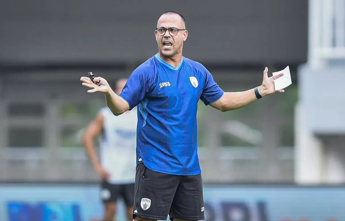 Pelatih Persita Tangerang, Fabio Lefundes mengingatkan kepada anak asuhnya untuk tidak meremehkan Persis Solo.  (Sumber: Instagram/@persita.official)