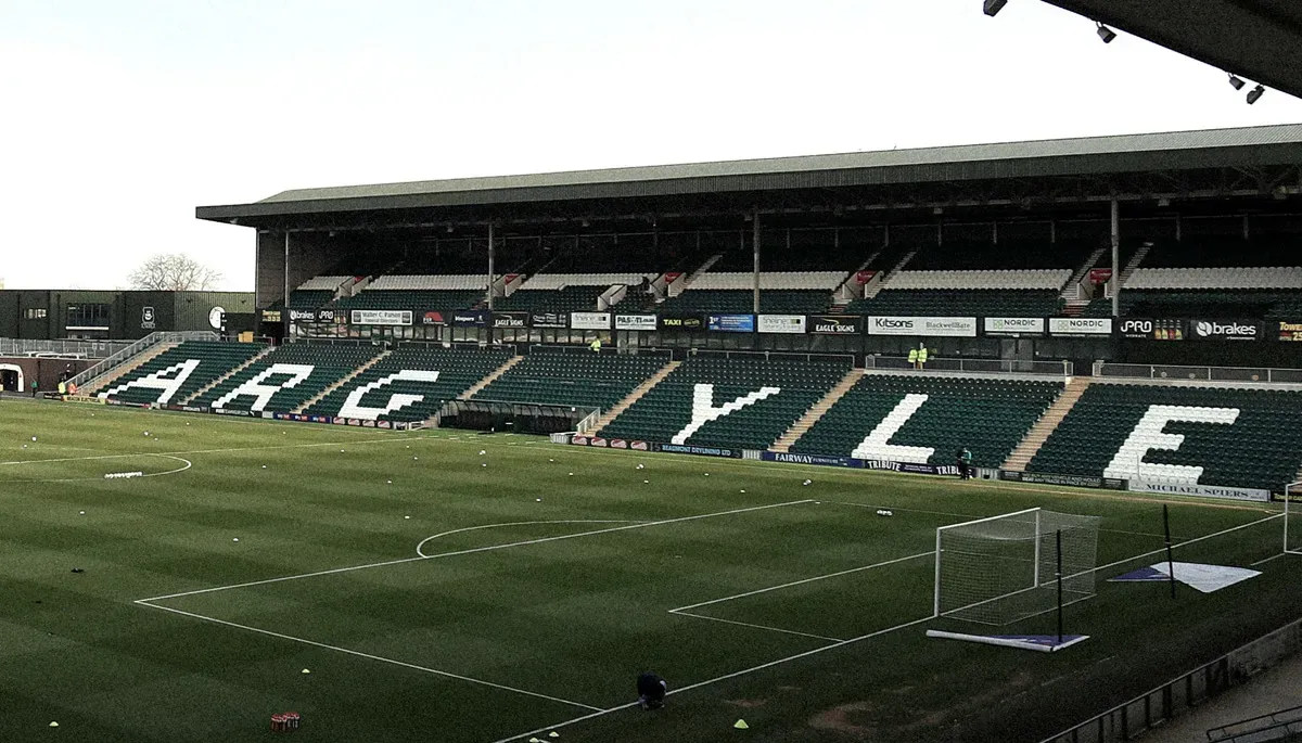 Pertandingan Plymouth Argyle vs Oxford United di Stadion Home Park, terpaksa ditunda karena cuaca buruk. (Sumber: Instagram @oufcofficial)