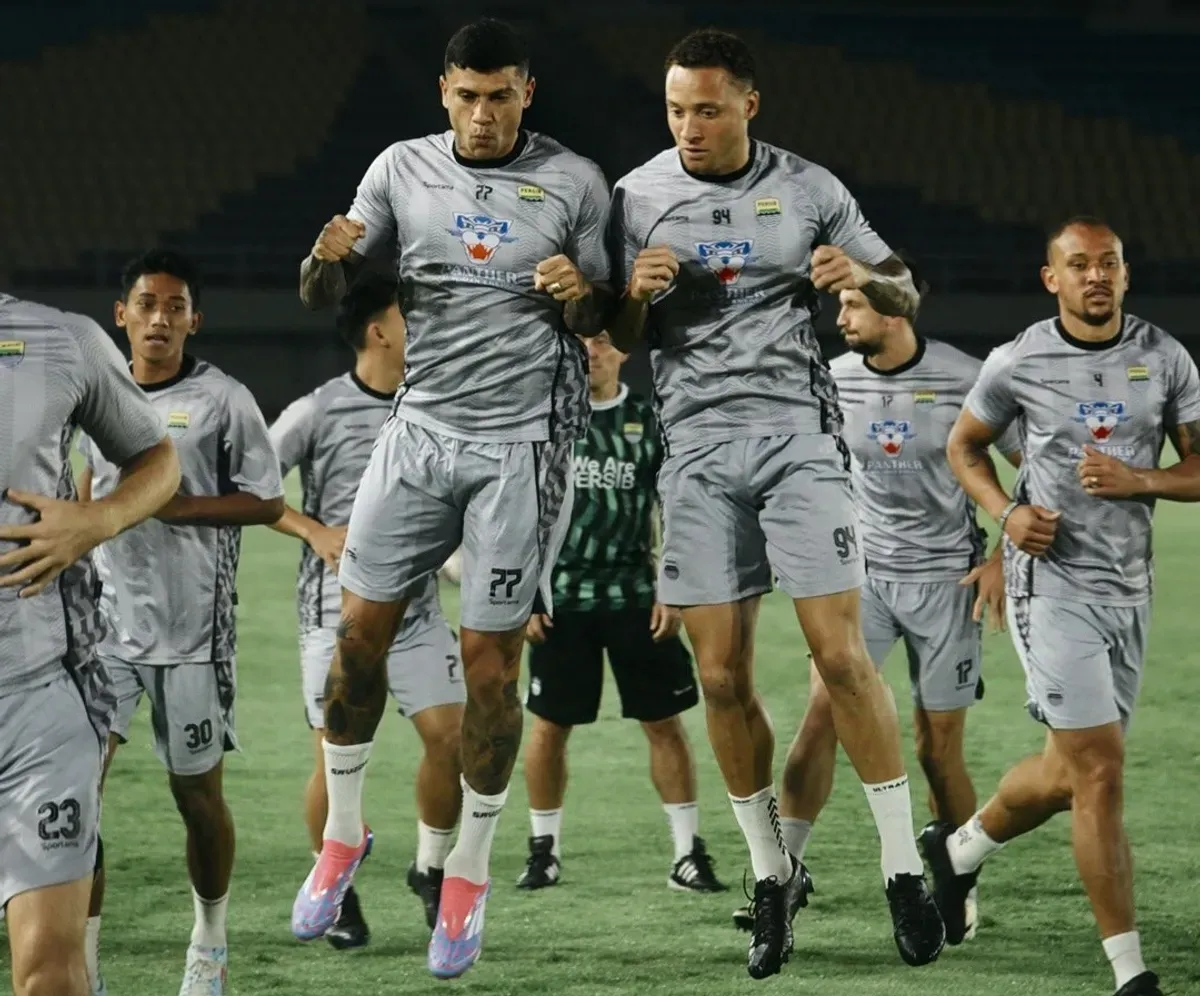 Skuad Persib Bandung tengah bersiap menghadapi PSS Sleman, pada pekan 13 Liga 1 2024-2025. (Sumber: X/@persib)