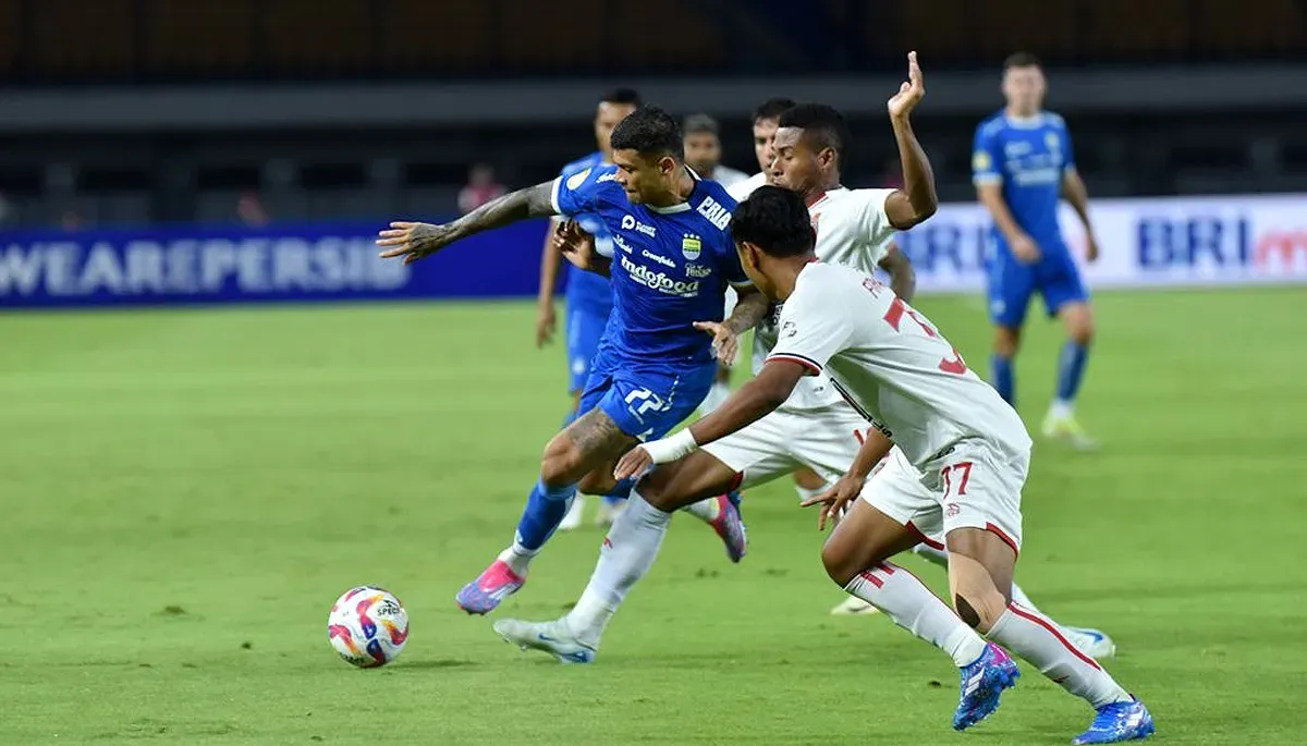 Striker Persib, Ciro Alves dikawal sejumlah pemain Malut United dalam laga pekan 14 Liga 1 musim 2024-25. (Sumber: persib.co.id)