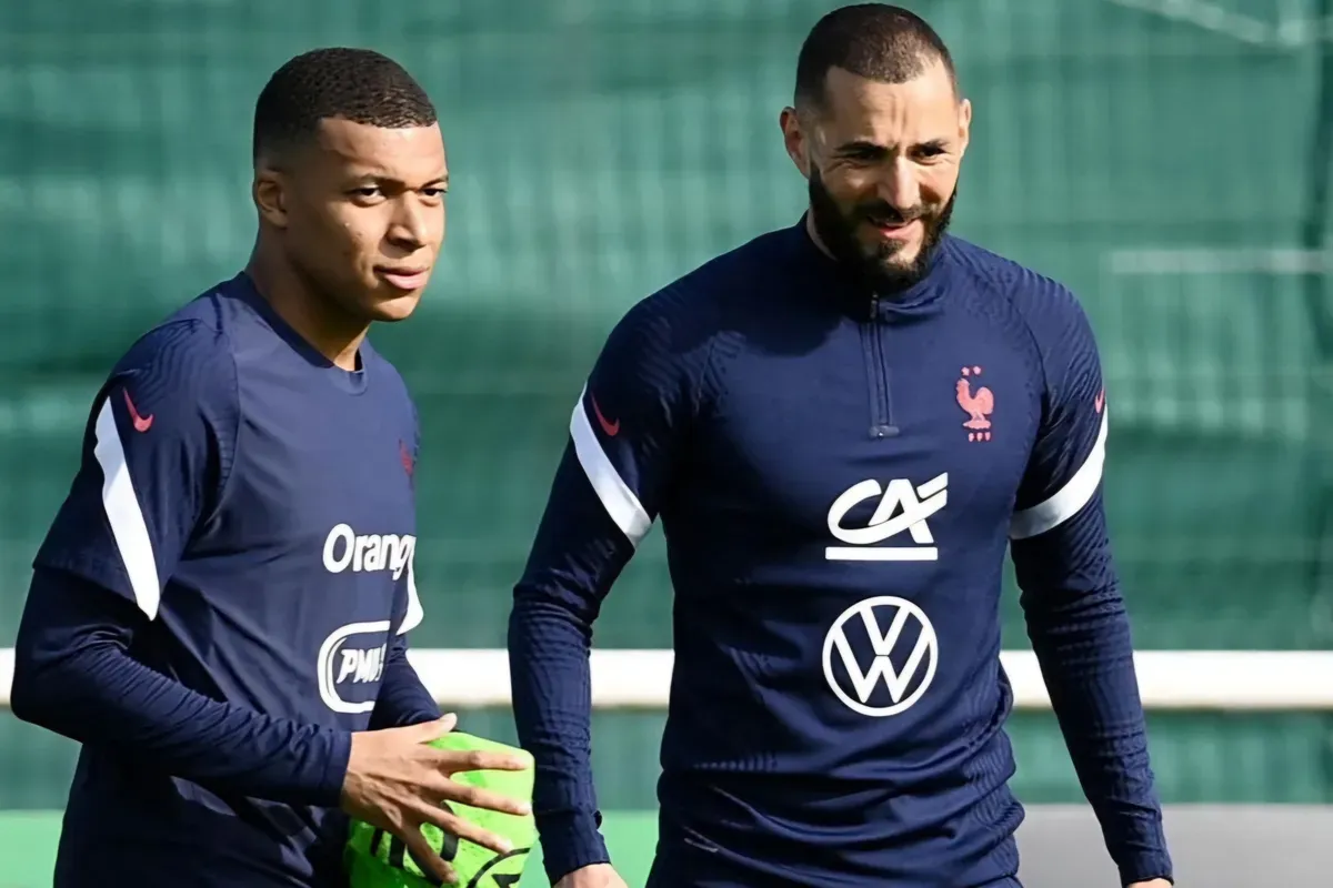 Penyebab renggangnya hubungan antara Benzema dan Mbappe, tak saling mendukung untuk mendapatkan penghargaan. (Sumber: X/ FootballTalkHQ)